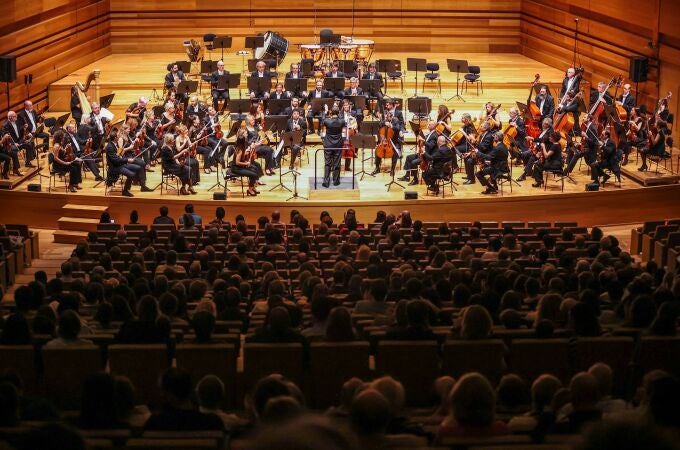 Un instante del concierto de la OSCYL en el Miguel Delibes, dirigida por Francisco Coll