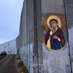 El mural de la Virgen María que evoca paz en un muro entre Israel y Palestina