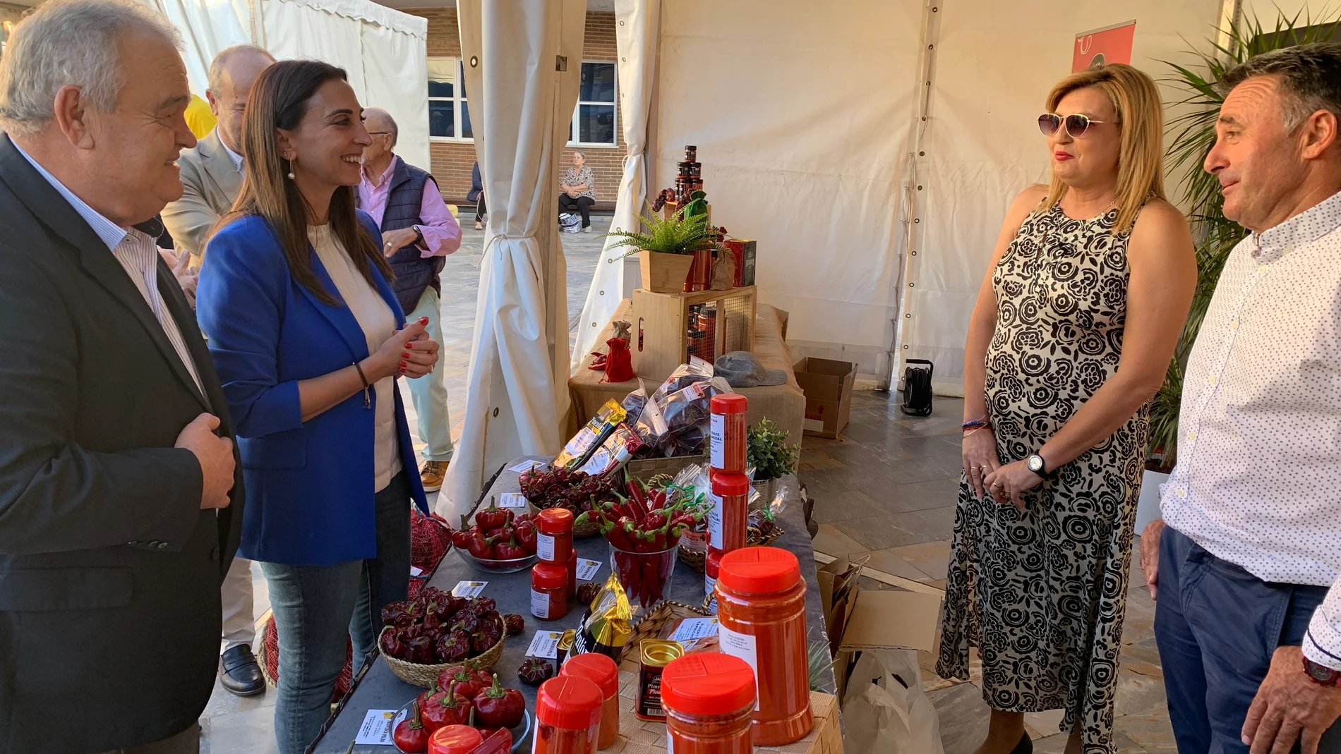 La consejera Sara Rubira junto al alcalde de Totana, Juan Pagán, en la inauguración de la II Feria Regional del Pimentón. CARM 20/10/2023