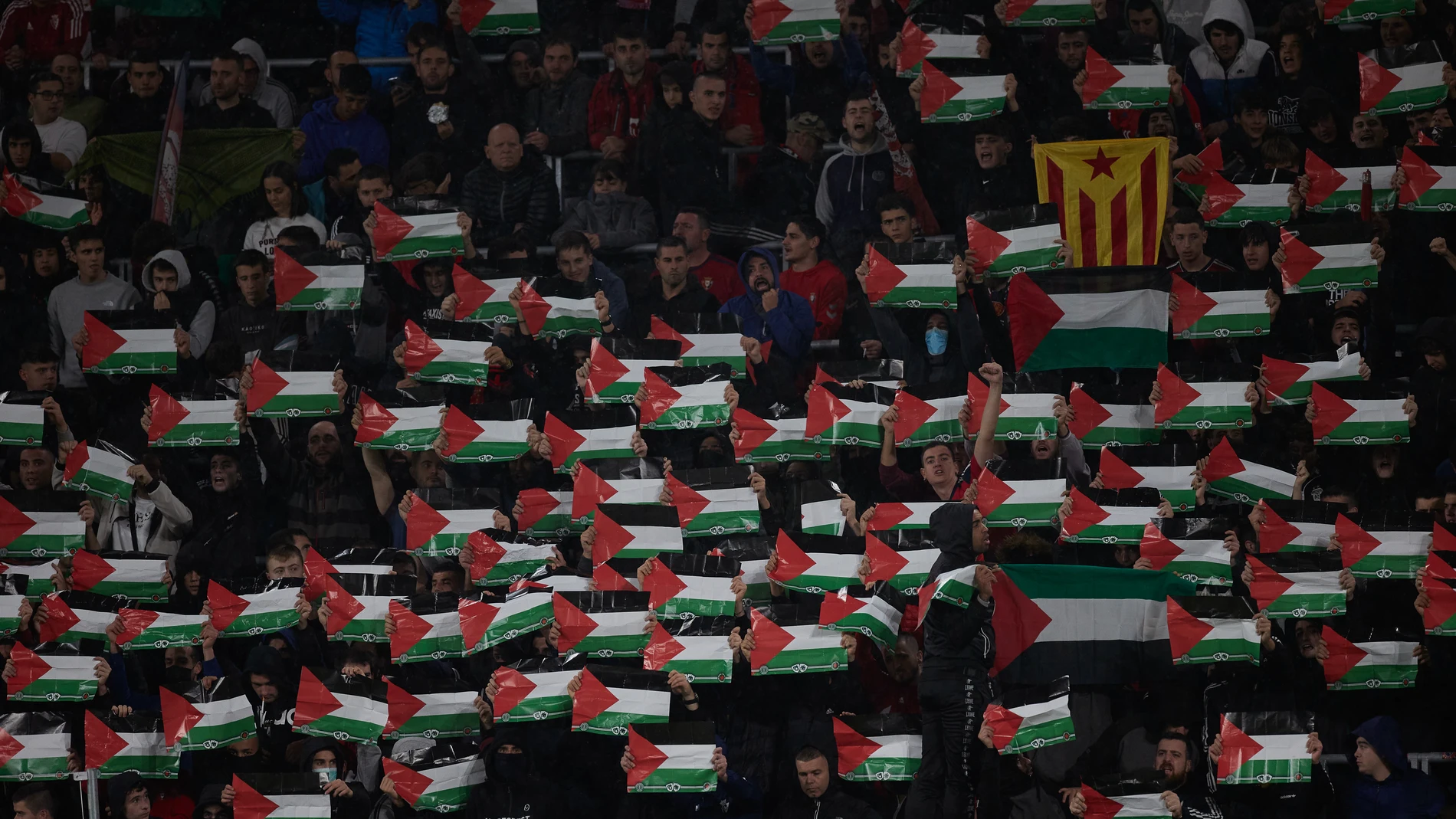Los ultras de Osasuna, con banderas palestinas