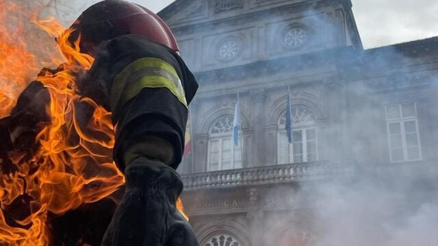 (AM) Los bomberos comarcales de toda Galicia protestan ante la Diputación de Pontevedra con huevos y quemando neumáticos