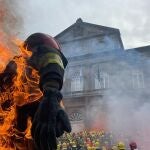 (AM) Los bomberos comarcales de toda Galicia protestan ante la Diputación de Pontevedra con huevos y quemando neumáticos