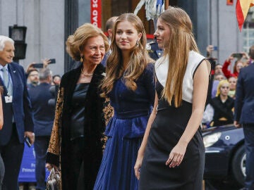 La Princesa Leonor enamora a Oviedo (y a toda España) con su vestido azul más elegante en los Premios Princesa de Asturias 