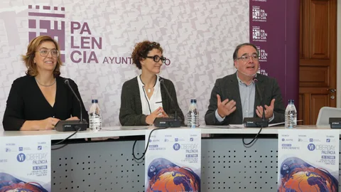 La concejala de Impulso Económico, Judith Castro; la presidenta de la Diputación Provincial, Ángeles Armisén(I); y el presidente de APETIC, Julio César Miguel, presentan el 'VI Ciberday Palencia'