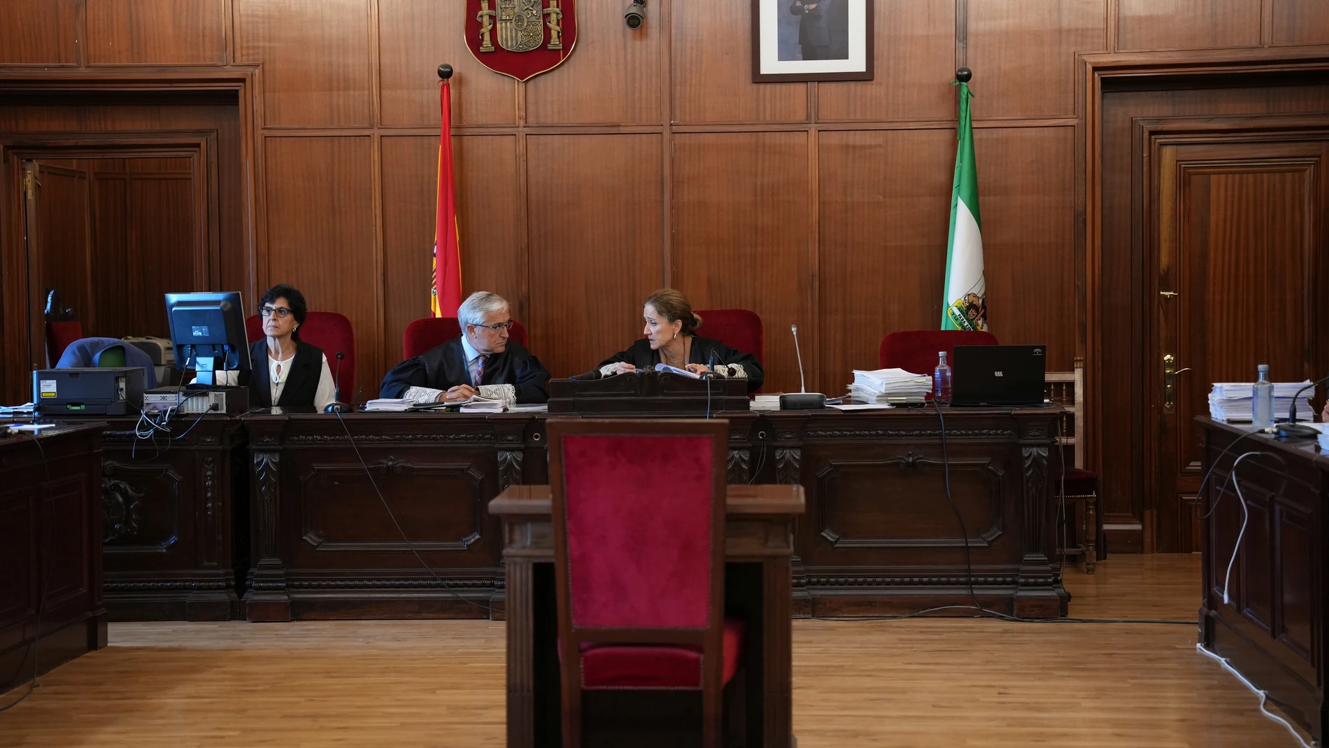 El tribunal del juicio antes de comenzar la primera sesión por el asesinato de Rocío Caíz