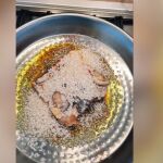 Un joven italiano utiliza un kit de paella de la semana española de Lidl 