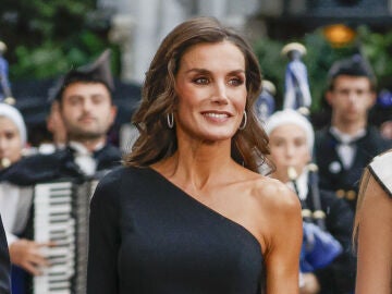 La Reina Letizia saca su versión más sexy en Asturias con vestido asimétrico de lo más glamuroso