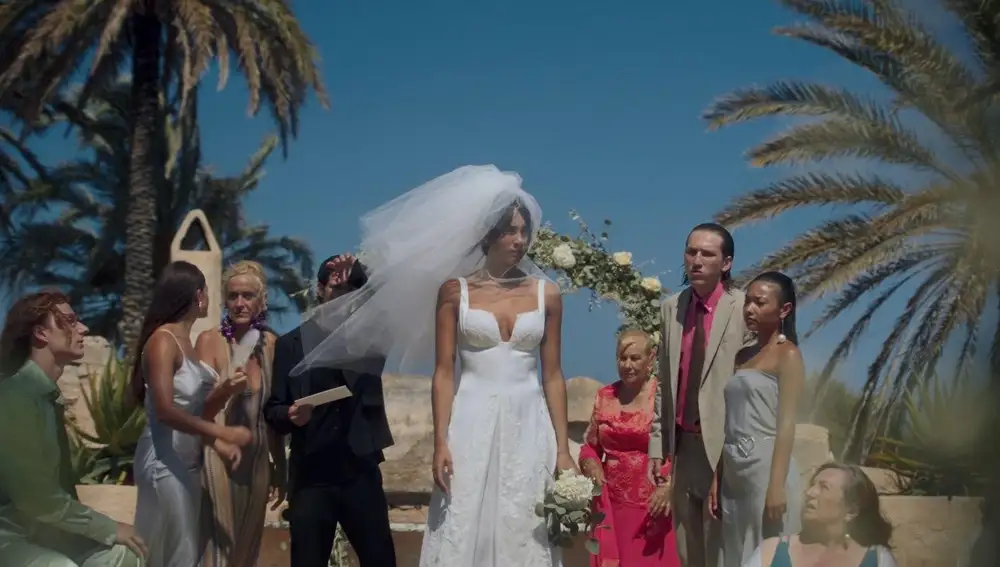 Aitana vestida de novia en su videoclip.