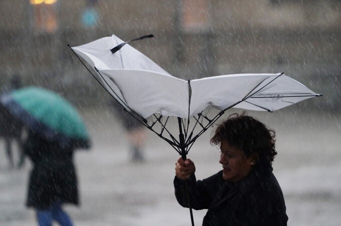 'Aline' mantiene este viernes en aviso amarillo, naranja o rojo a casi toda España por lluvias, olas o viento