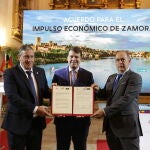 Fernández Mañueco junto a Javier Faúndez y Nicanor Santos, en la firma del protocolo
