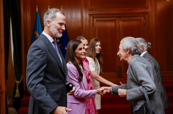 La Familia Real recibiendo a los galardonados con los Premios Princesa de Asturias 2023