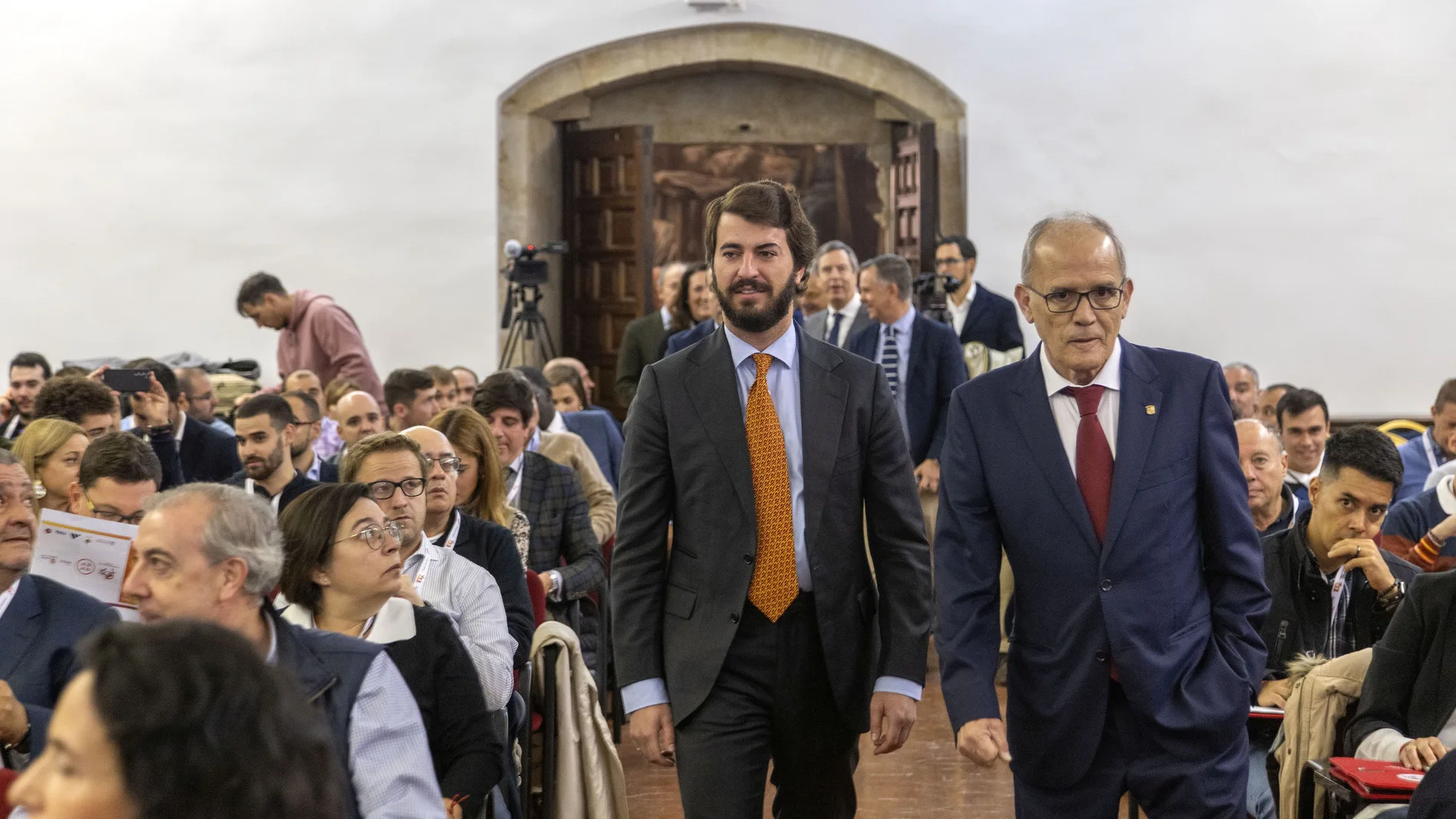 García-Gallardo llega al Congreso junto a Marcelino Maté, presidente de la Federación Regional de Fútbol