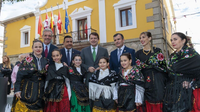 Mañueco durante su visita a la localidad abulense de Sotillo de la Adrada