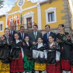 Mañueco durante su visita a la localidad abulense de Sotillo de la Adrada