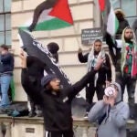 Manifestante pro-Palestina ondea la bandera talibán en Londres al grito de ¡Alá es grande!