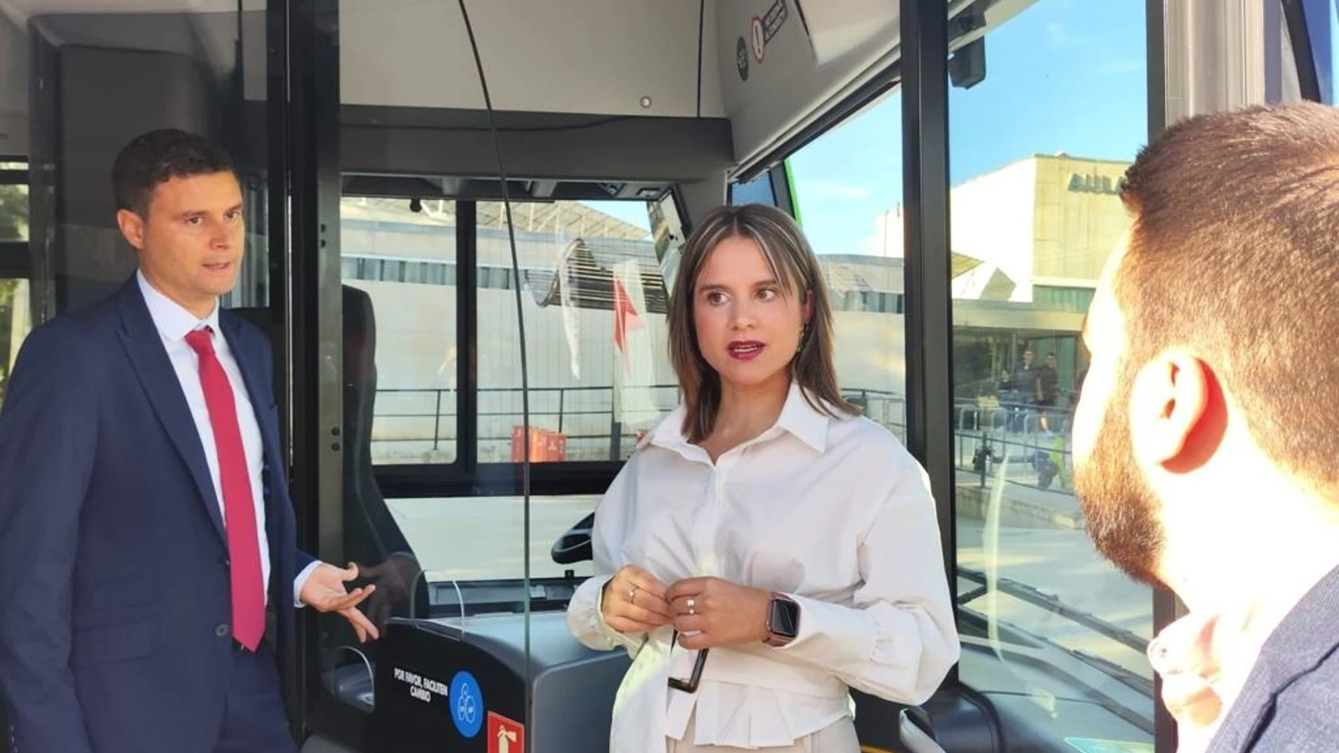La directora general de Movilidad y Transporte, María Dolores Solana, asistió a las pruebas de funcionamiento del nuevo modelo de autobús cien por cien eléctrico.