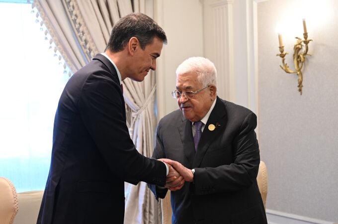 El presidente del Gobierno en funciones, Pedro Sánchez, se reúne con el presidente de la Autoridad Nacional Palestina, Mahmud Abbas, en el marco de la cumbre 'El Cairo para la paz'.