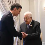 El presidente del Gobierno en funciones, Pedro Sánchez, se reúne con el presidente de la Autoridad Nacional Palestina, Mahmud Abbas, en el marco de la cumbre &#39;El Cairo para la paz&#39;.