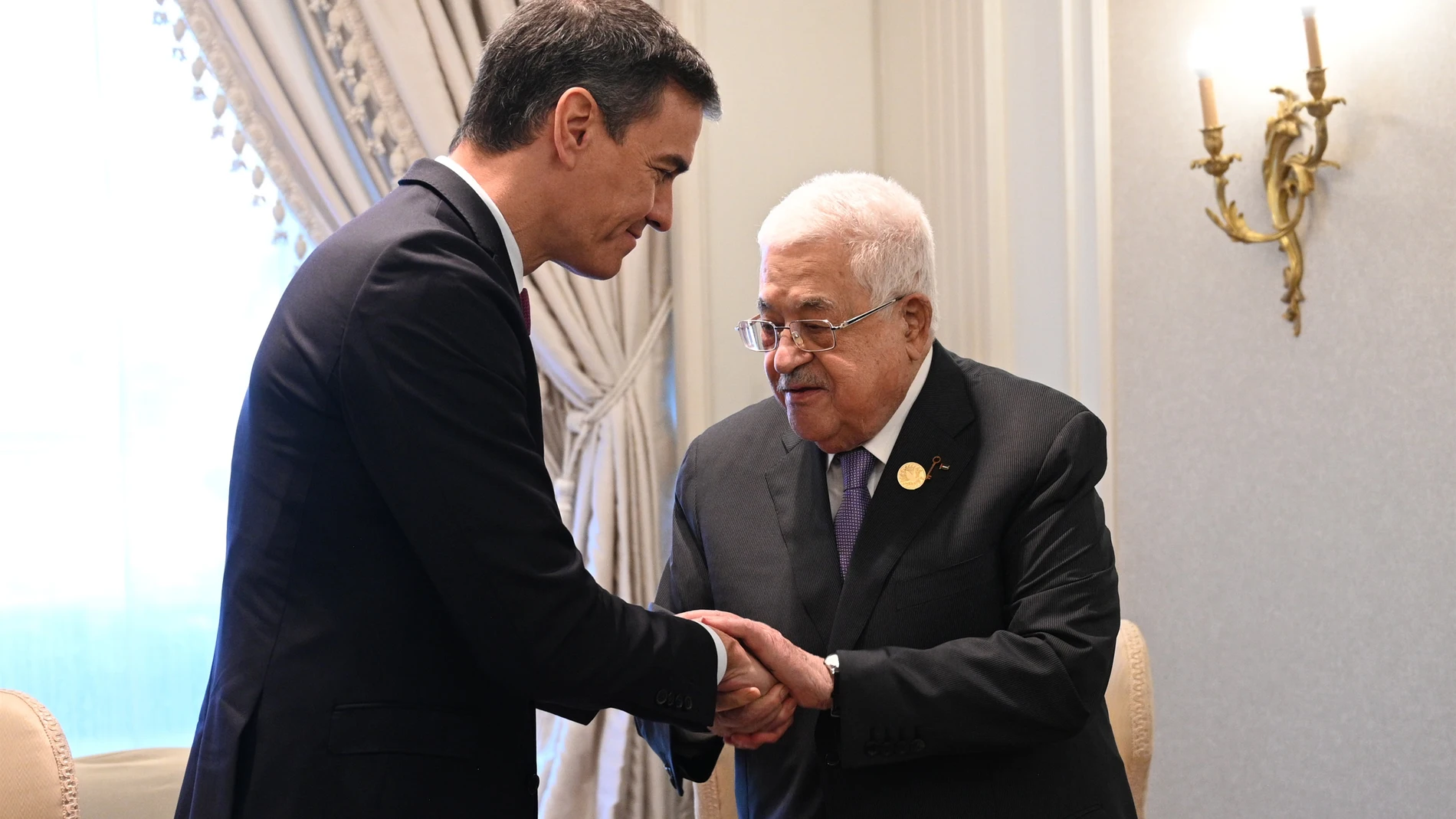El presidente del Gobierno en funciones, Pedro Sánchez, se reúne con el presidente de la Autoridad Nacional Palestina, Mahmud Abbas, en el marco de la cumbre 'El Cairo para la paz'. POOL MONCLOA/BORJA PUIG DE LA BE 21/10/2023