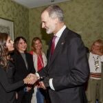 El Rey Felipe VI y la Reina Letizia recrean su primera fotografía juntos después de dos décadas