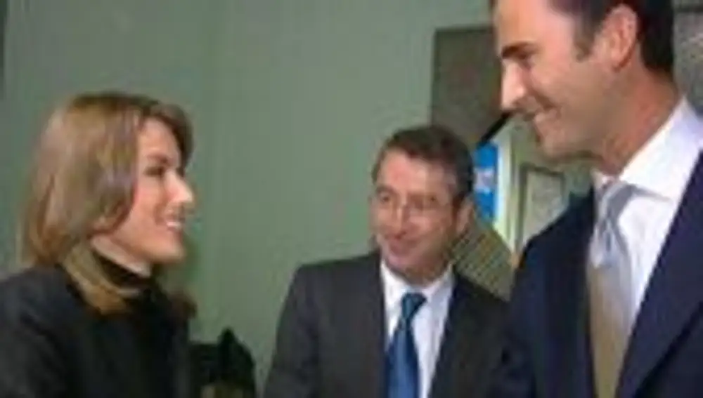 El Príncipe de Asturias saluda a la periodista Letizia Ortiz Rocasolano