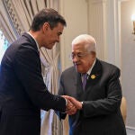 El presidente del Gobierno, Pedro Sánchez, se reúne con el presidente palestino, Mahmud Abás, en El Cairo