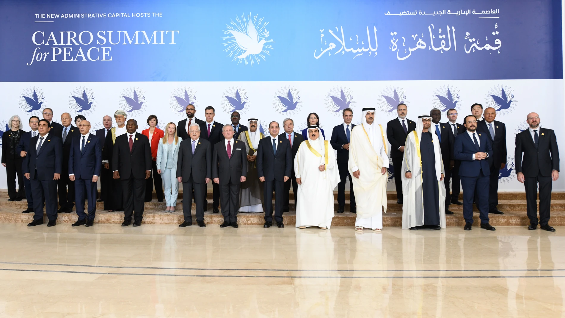 New Administrative Capital (Egypt), 21/10/2023.- A handout photo made available by the Egyptian Presidential Office shows Egyptian President Abdel Fattah El Sisi (C) and world leaders posing for a photograph during the Cairo Peace Summit at the New Administrative Capital (NAC), some 45km east of Cairo, Egypt, 21 October 2023. 31 countries and three international organizations, including UN Secretary-General Antonio Guterres, attended the 2023 Cairo Summit for Peace, held in Egypt's new admini...