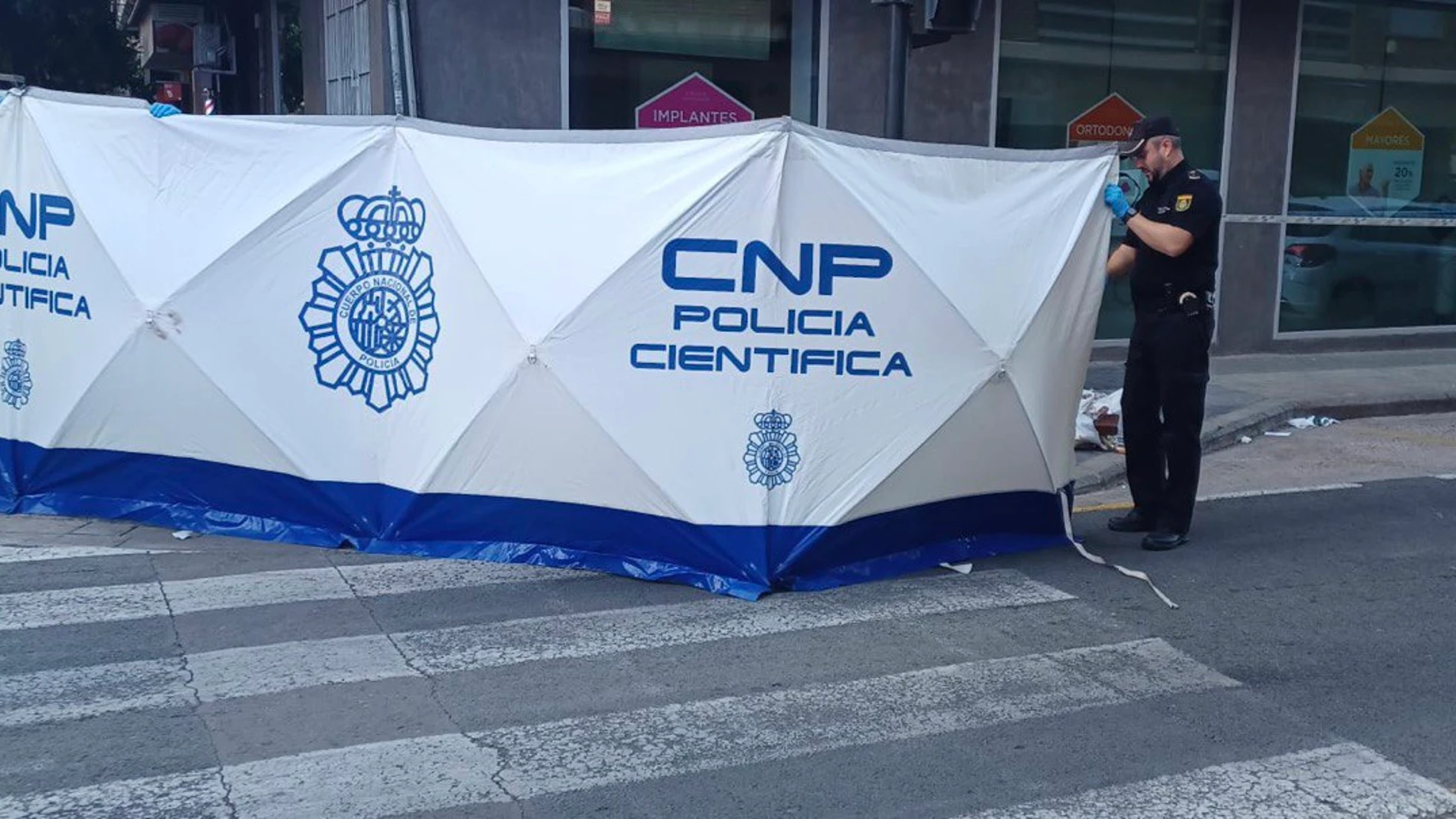 La Policía ha dispuesto una carpa para preservar la intimidad de la víctima mortal