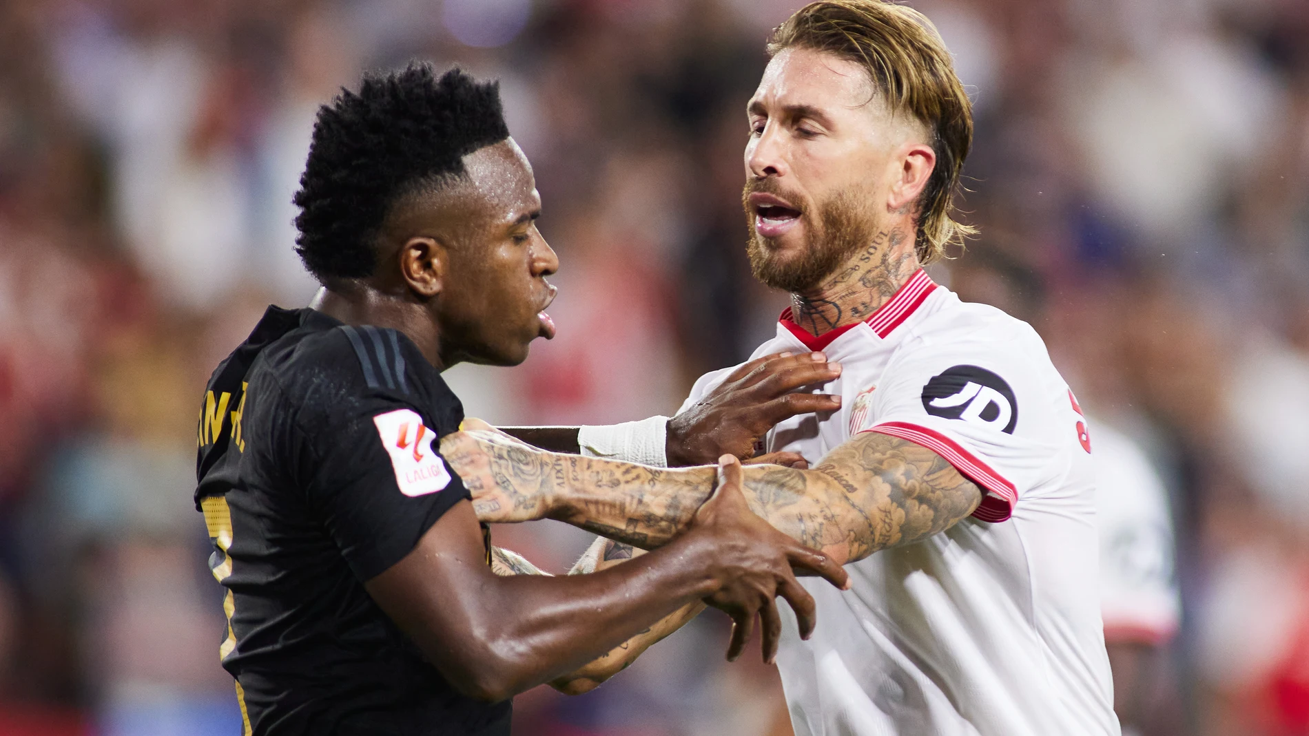 Vinicius Junior of Real Madrid fights with Sergio Ramos of Sevilla FC during the Spanish league, LaLiga EA Sports, football match played between Sevilla FC and Real Madrid at Ramon Sanchez-Pizjuan stadium on October 21, 2023, in Sevilla, Spain. AFP7 21/10/2023 ONLY FOR USE IN SPAIN