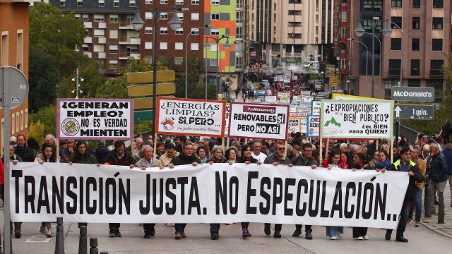 Miles de personas claman en Ponferrada contra la proliferación "descontrolada" de parques eólicos y fotovoltaicos
