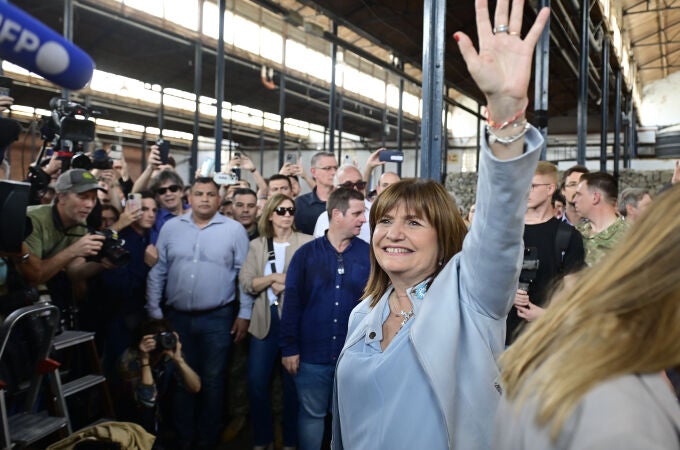 La candidata Patricia Bullrich, de Juntos por el Cambio (centroderecha), vota en las elecciones generales