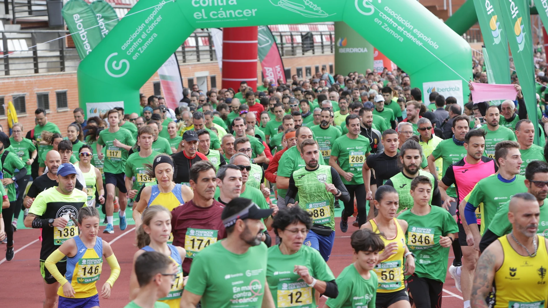 Más de 8.000 andarines tiñen de verde las calles de Zamora en la lucha contra el cáncer