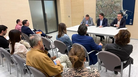 Juan Giner, en el centro, reunido con representantes de las entidades colaboradoras