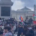 Manifestante en Londres es increpado por portar la bandera LGTBQ+ en una protesta a favor de Palestina