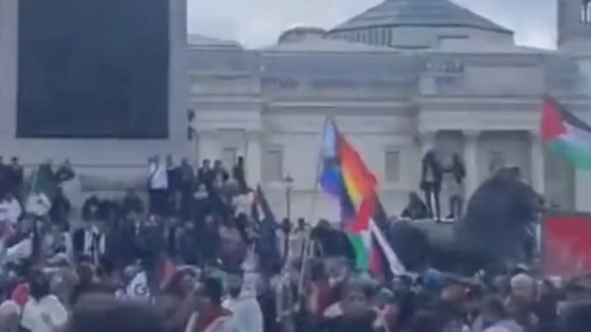 Manifestante en Londres es increpado por portar la bandera LGTBQ+ en una protesta a favor de Palestina