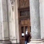 Un hombre lanza piedras contra una iglesia en Italia al grito de "¡Cristianos ladrones!"
