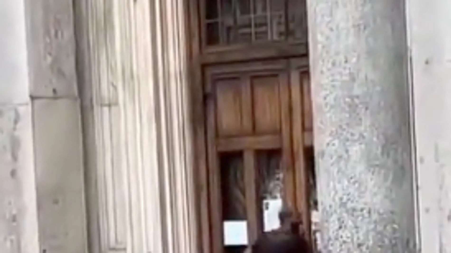 Un hombre lanza piedras contra una iglesia en Italia al grito de "¡Cristianos ladrones!"