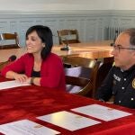 Silvia Orriols junto al jefe de Policía de Ripoll