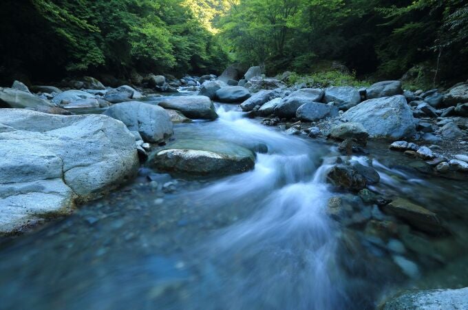 Río a su paso por la naturaleza.