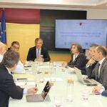  El consejero de Medio Ambiente, Universidades, Investigación y Mar Menor, Juan María Vázquez, y los rectores de la Universidad de Murcia y la Universidad Politécnica de Cartagena, José Luján y Beatriz Miguel, tras mantener la primera reunión sobre el Plan de financiación plurianual de las universidades públicas de la Región de Murcia.