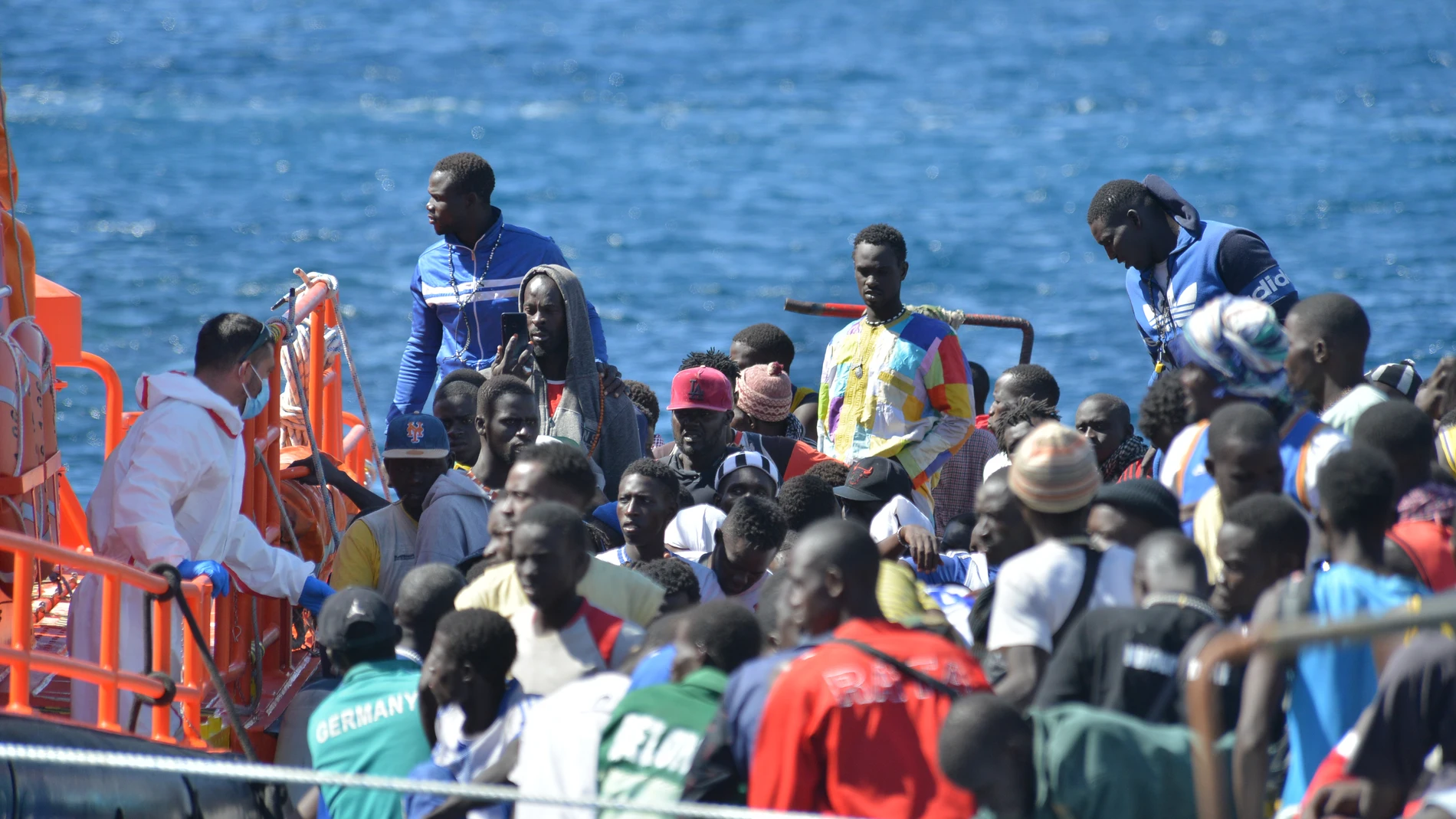 Fiscalía de Canarias pide más medios y una estructura estable para atender a los migrantes y acabar con los "parches"