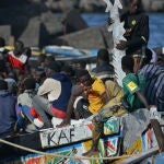 Dos cayucos con 327 migrantes llegan a la isla de El Hierro 