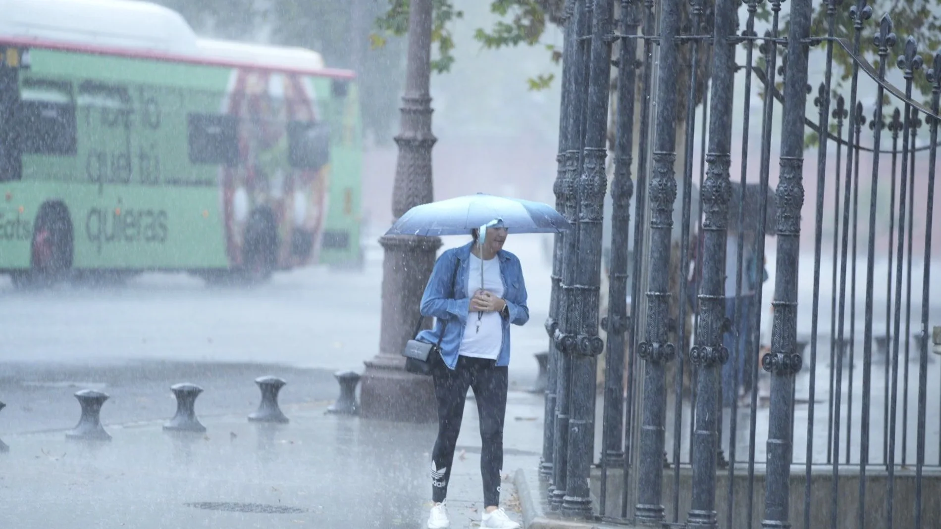 Mujer pasea bajo la lluvia en Sevilla