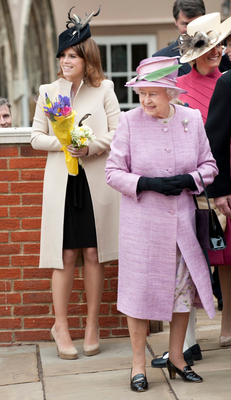 La princesa Eugenia de York junto a la reina Isabel II de Inglaterra