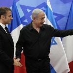 El presidente francés, Emmanuel Macron, saluda al primer ministro israelí, Benjamin Netanyahu, en su visita a Jerusalén