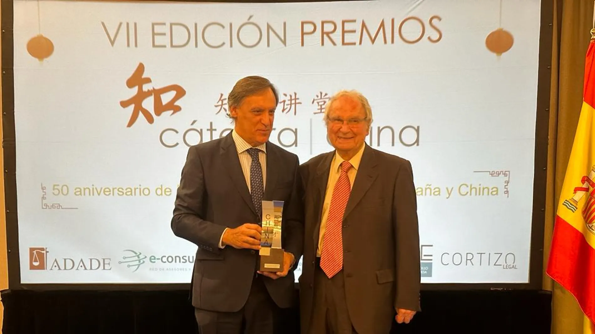 El alcalde de Salamanca, Carlos García Carbayo, recoge el premio