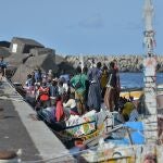 Trabajadores de la Cruz Roja atienden a inmigrantes llegados a Canarias 