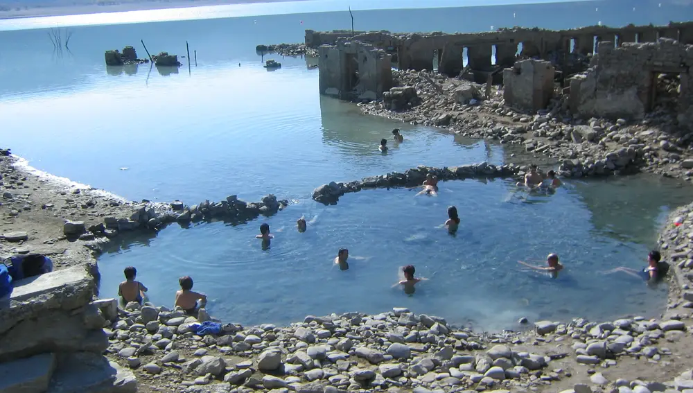 Las personas se bañan entre las ruinas del antiguo balneario