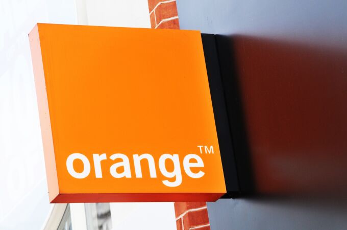 Detalle del logotipo de la compañía de telefonía móvil Orange en el centro de Londres.