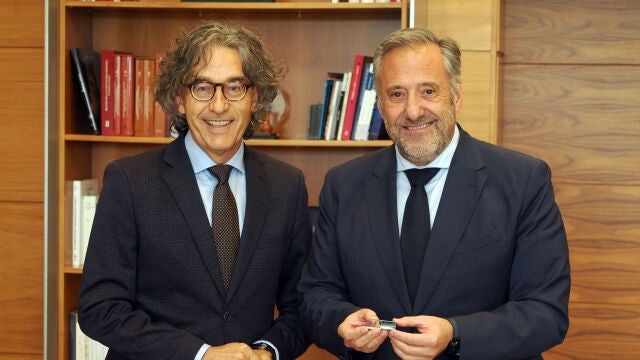 El presidente de las Cortes de Castilla y León, Carlos Pollán, recibe al fiscal superior de Justicia de Castilla y León, Santiago Mena, que le entrega la Memoria Anual correspondiente a 2022